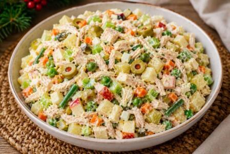 Ensalada de gallina venezolana con papas, zanahoria, manzana, petit pois y mayonesa