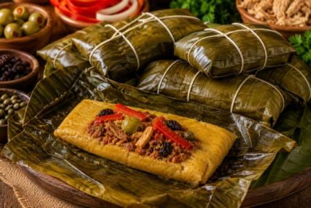 Hallacas venezolanas tradicionales con carne, aceitunas, pasas y pimentón