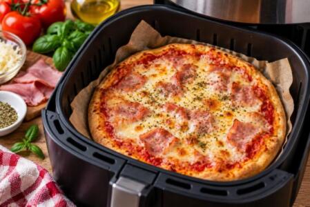 Pizza casera de jamón y mozzarella preparada en freidora de aire
